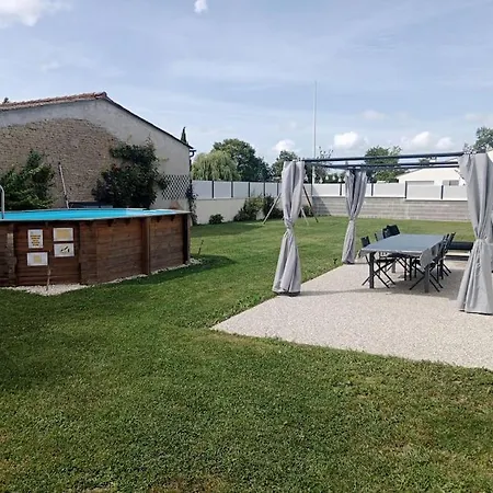 Maison A La Campagne Avec Piscine 12 Pers * Genouille (Charente-Maritime)