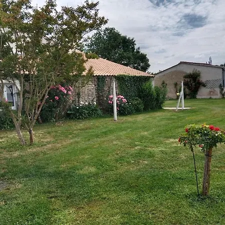 Maison A La Campagne Avec Piscine 12 Pers Holiday home Genouille (Charente-Maritime)