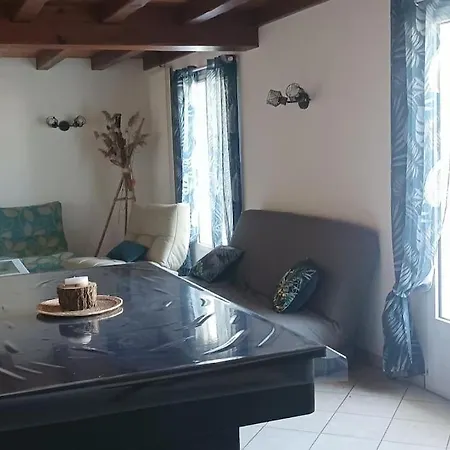 펜션 Maison A La Campagne Avec Piscine 12 Pers Genouille (Charente-Maritime)