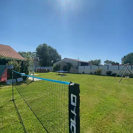 펜션 Maison A La Campagne Avec Piscine 12 Pers Genouille (Charente-Maritime)