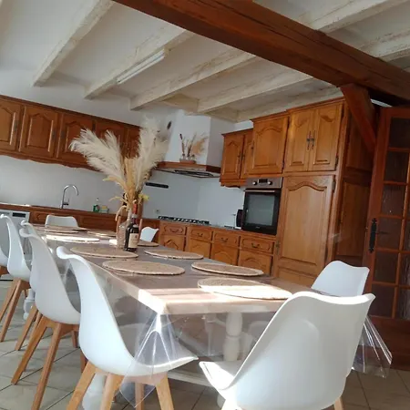 펜션 Maison A La Campagne Avec Piscine 12 Pers Genouille (Charente-Maritime)